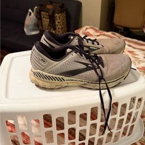 Men’s size 11 brooks tennis shoes